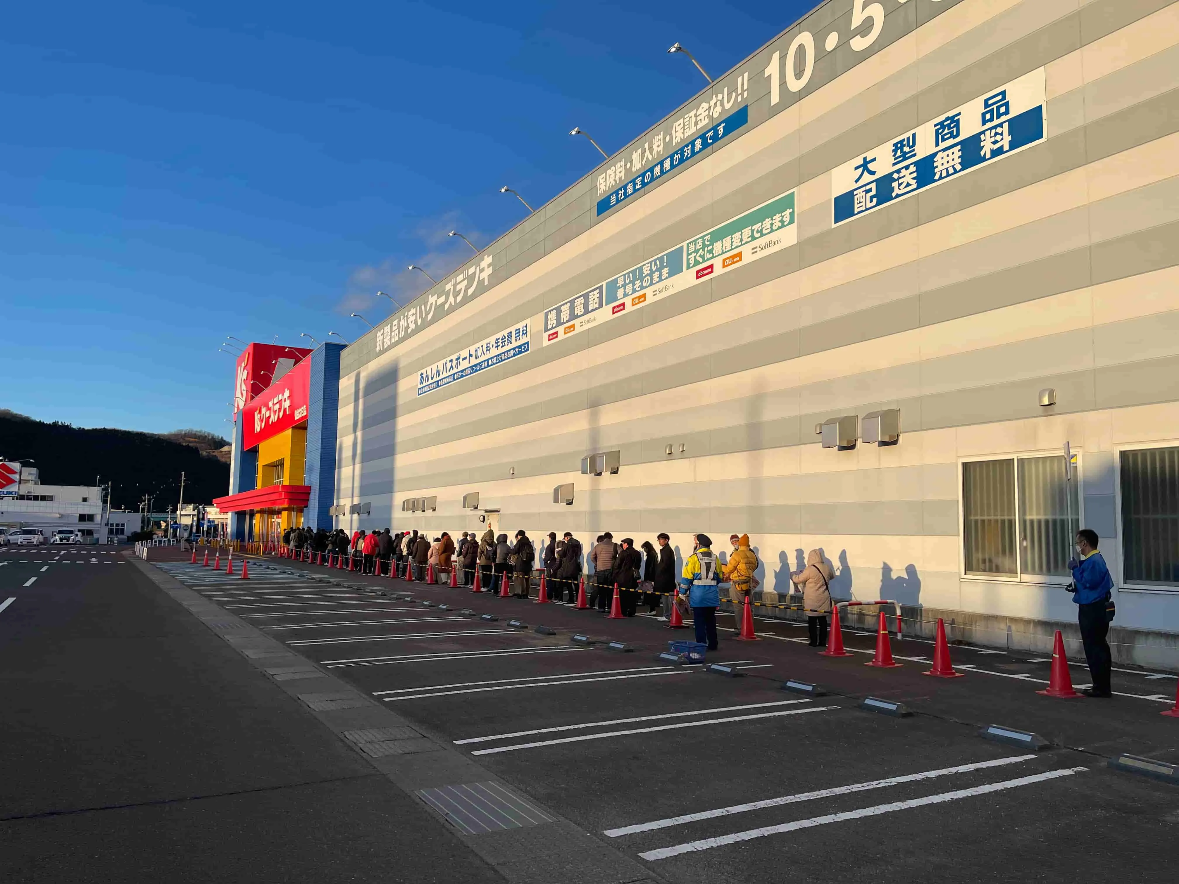 A line early in the morning outside of an electric department store