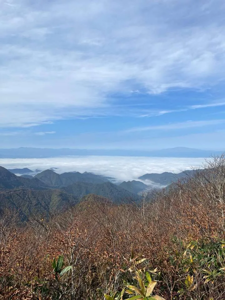 Picture of a valley from Itodake 糸岳 summit